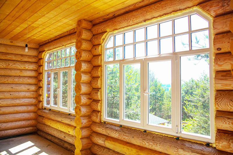 Wenn Sie in Ihrem Landhaus kleine Fenster haben, können Sie die Holzrahmen entfernen und die Fenster mit einer Stange erweitern. Dann können Sie doppelt verglaste Kunststofffenster einbauen - und dann wird das Haus nicht kalt