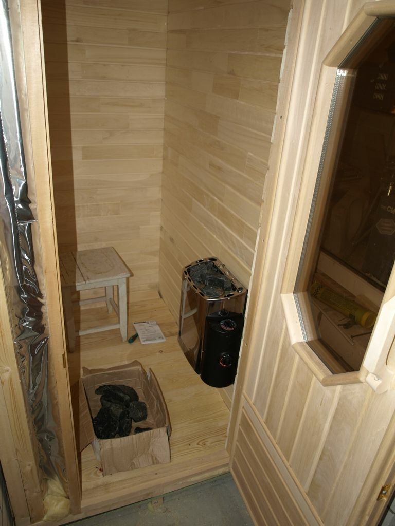 Estufa-calentador compacto dentro de la sauna en la logia.