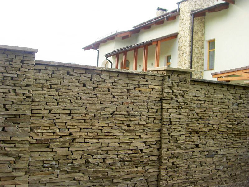 Horizontales oder vertikales Mauerwerk - das sind Sorten, die auf einem geschichteten Flachstein basieren