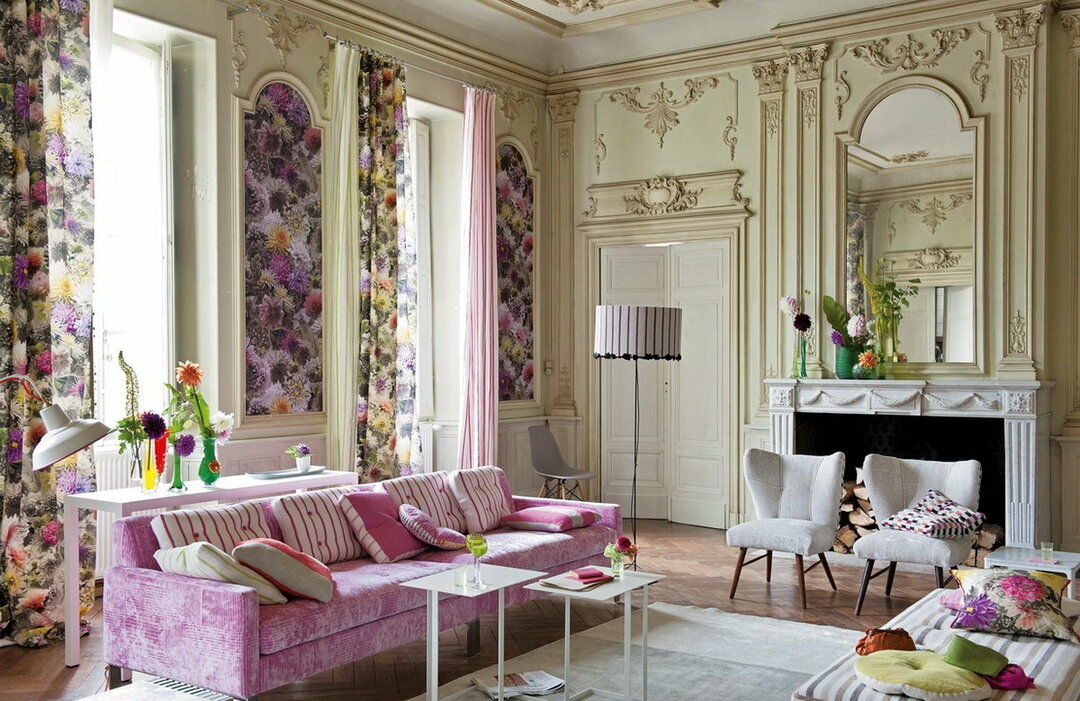 Violetinė sofa gyvenamojo kambario interjere: salės dizainas skirtingomis spalvomis, nuotrauka