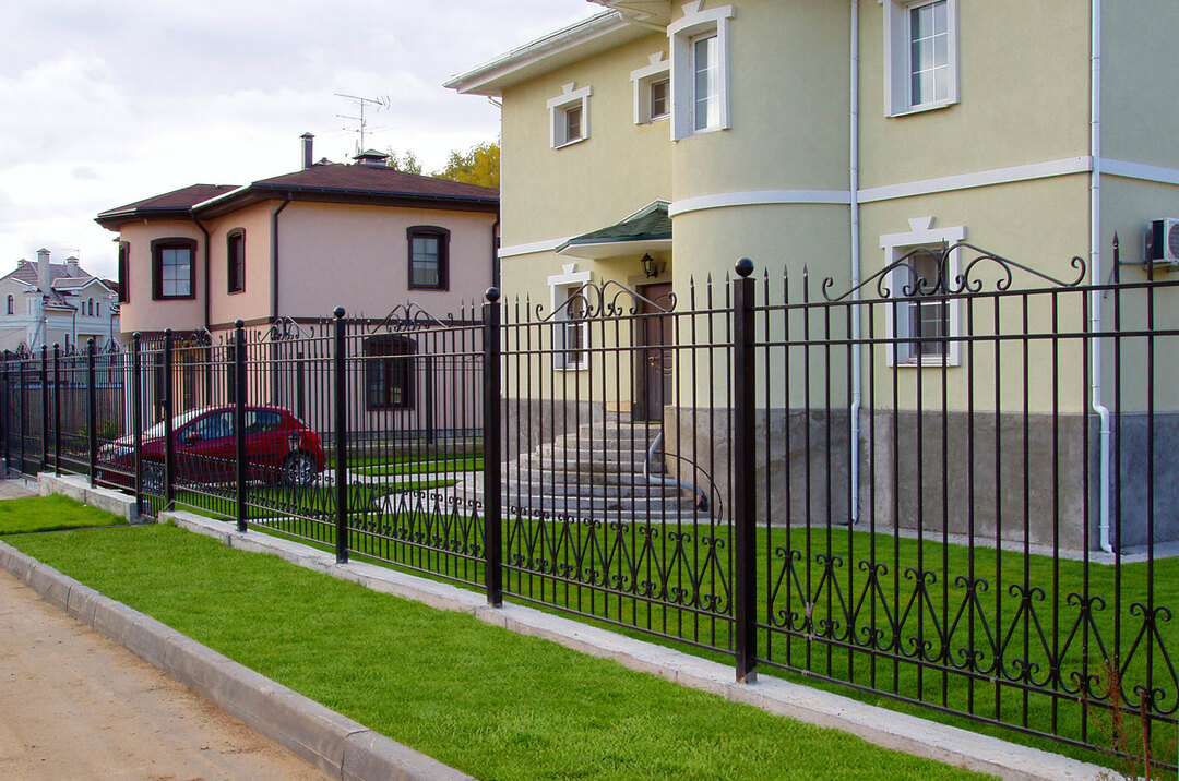 Sekcijinė tvora, pagaminta iš metalinių dalių, skirta vasarnamio dizainui