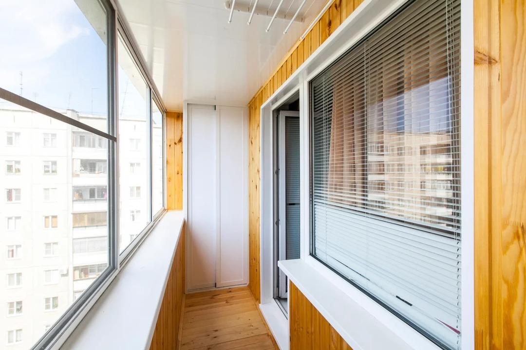 Zasklenie balkónov a lodžií: možnosti pre dizajn z plastu a dreva, foto