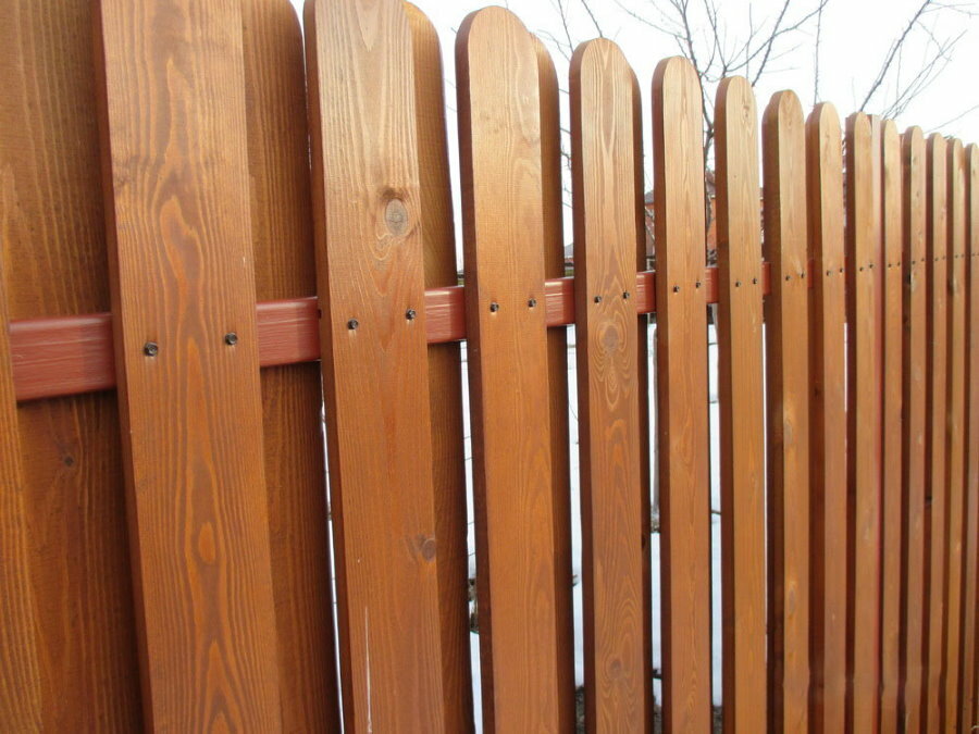 Upevnění plotového plotu pomocí samořezných šroubů na profilovou trubku plotu