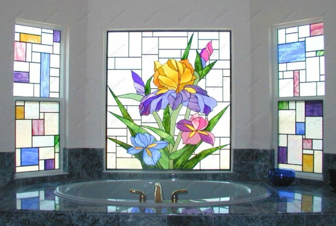 Einrichtung mit Buntglasfenstern im Badezimmer eines Privathauses