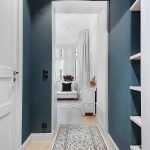 Die Kombination von blauen Wänden und weißen Tür