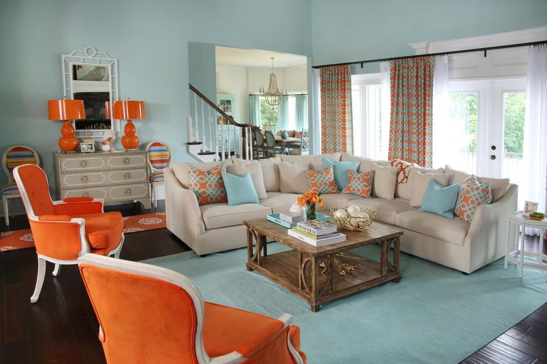 modrá obývačka s oranžovou