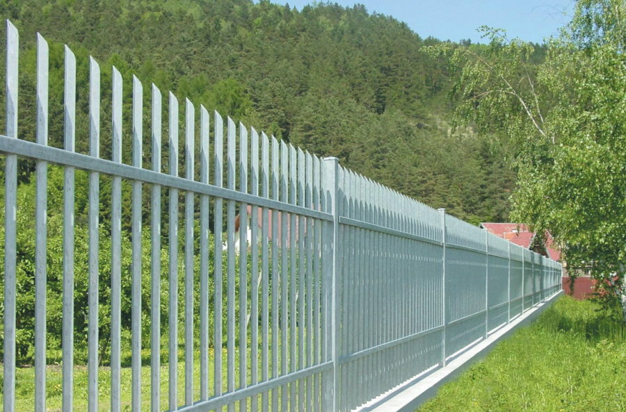 Zahradní plot s vertikálně umístěnými profilovými trubkami