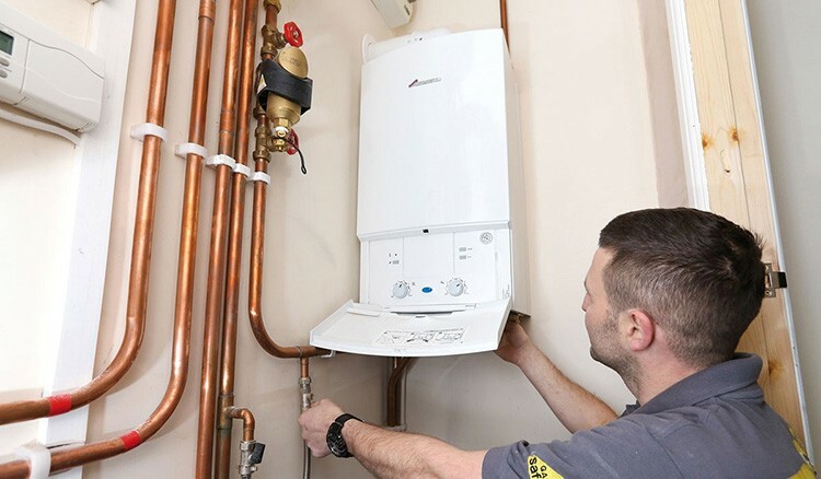En plus des travailleurs du gaz, sous réserve d'une licence appropriée, une entreprise de vente d'équipement peut également connecter un chauffe-eau à gaz.