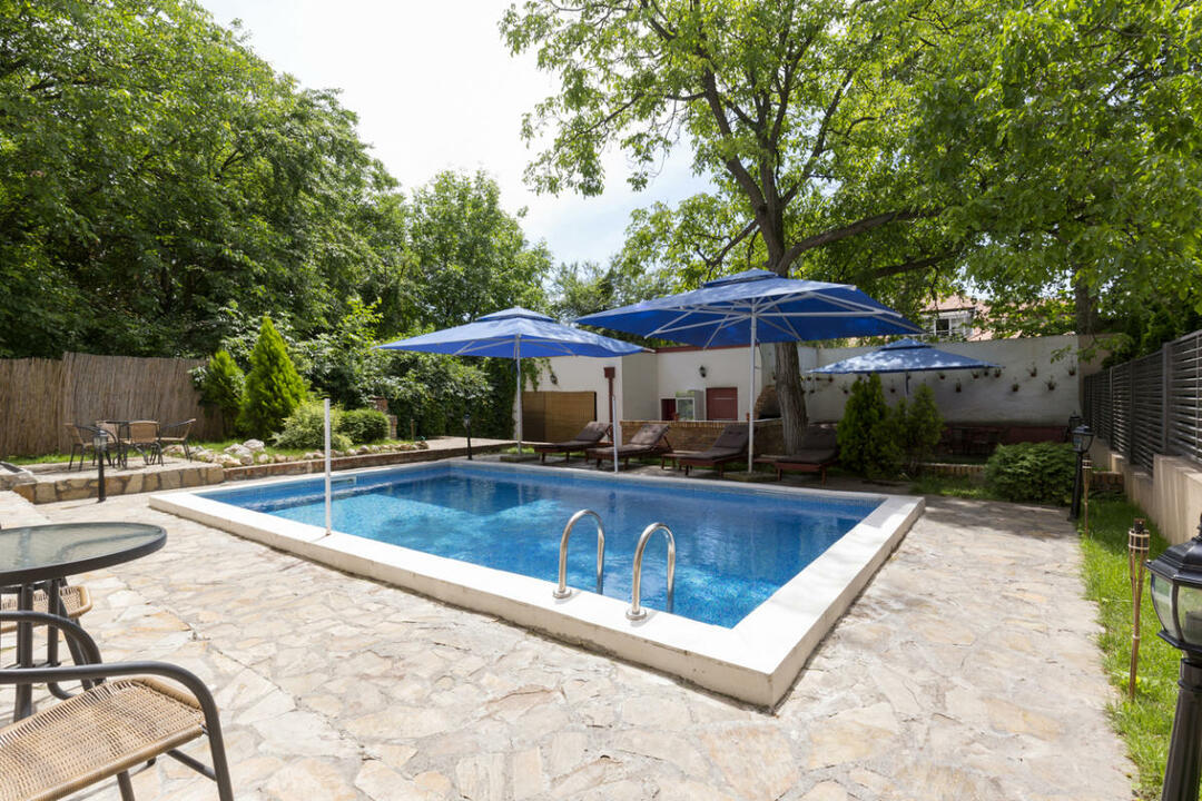 Swimming pool in the yard and near a private house: types and varieties, examples with photos