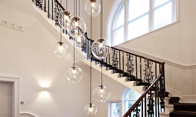 Najprimitívnejšou možnosťou je obyčajný luster, jeden alebo viac, umiestnený pozdĺž schodov.