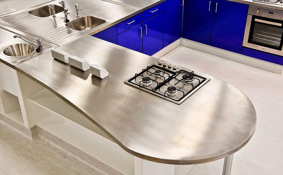 Arbeitsplatte aus gebürstetem Metall in einer Hightech-Küche