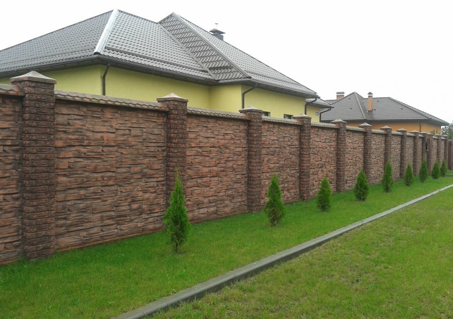 Železobetónový plot: monolitický, prierez z betónových dosiek a blokov, europlot