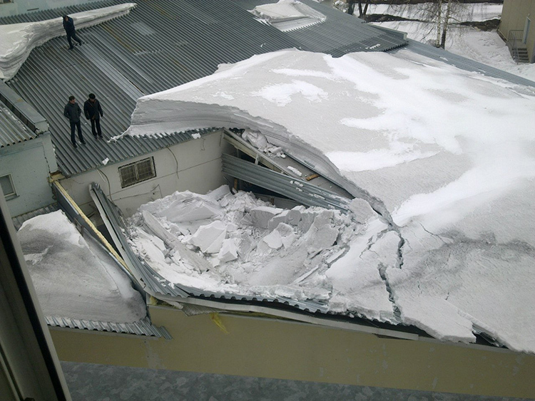 Zvláště nebezpečné pro zchátralé budovy, kde opotřebované krokve nemusí odolat hmotnosti sněhové závěje