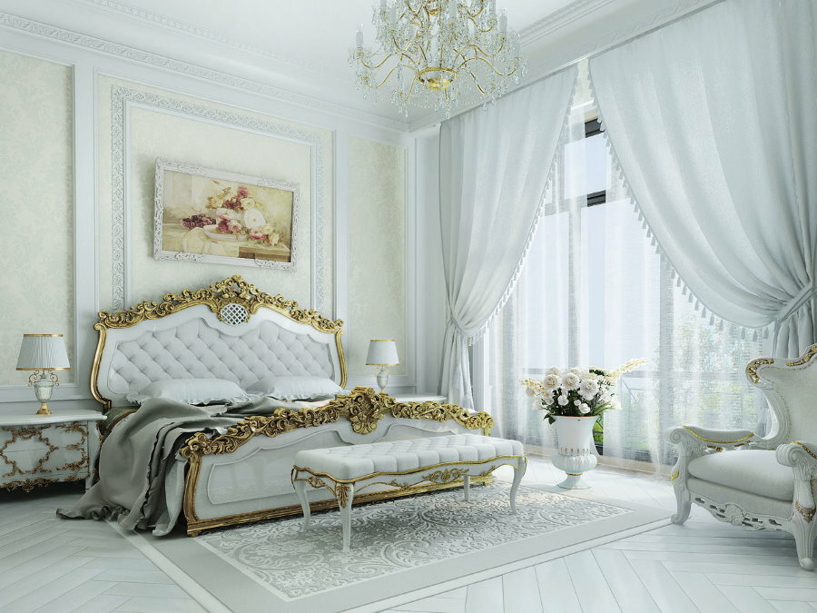 Klassisk soveværelse interiør med hvide gardiner