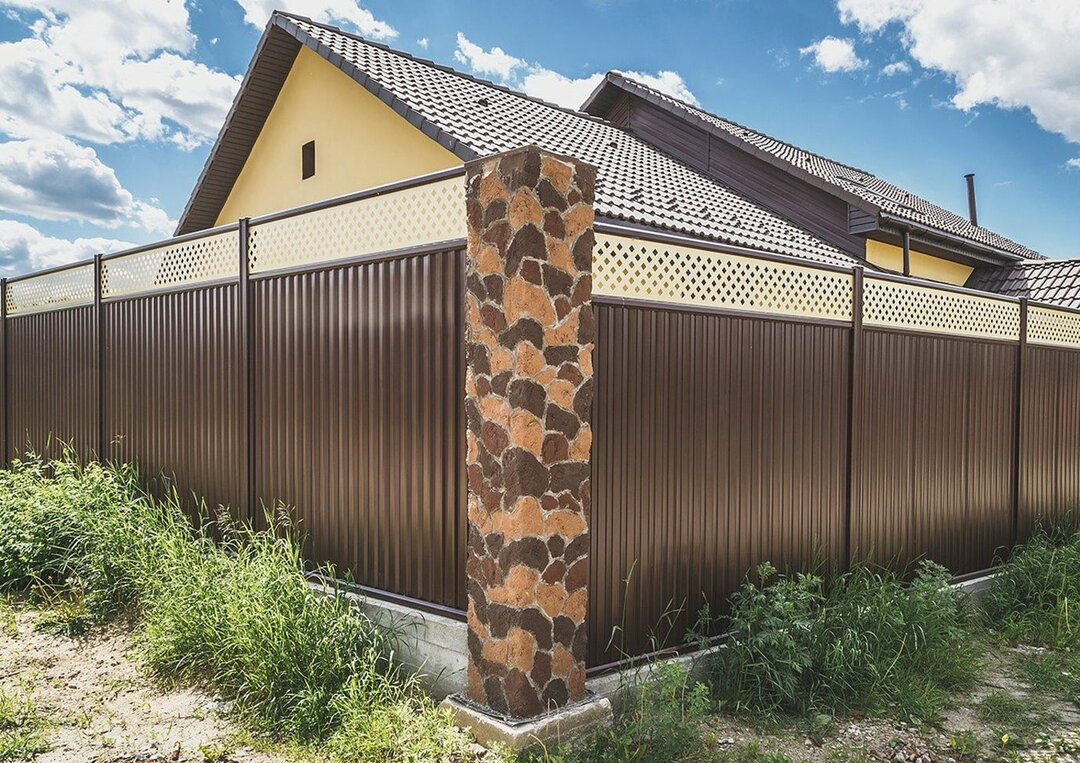 Et hegn af mursten og bølgepap: et foto af et smukt design med murstenssøjler
