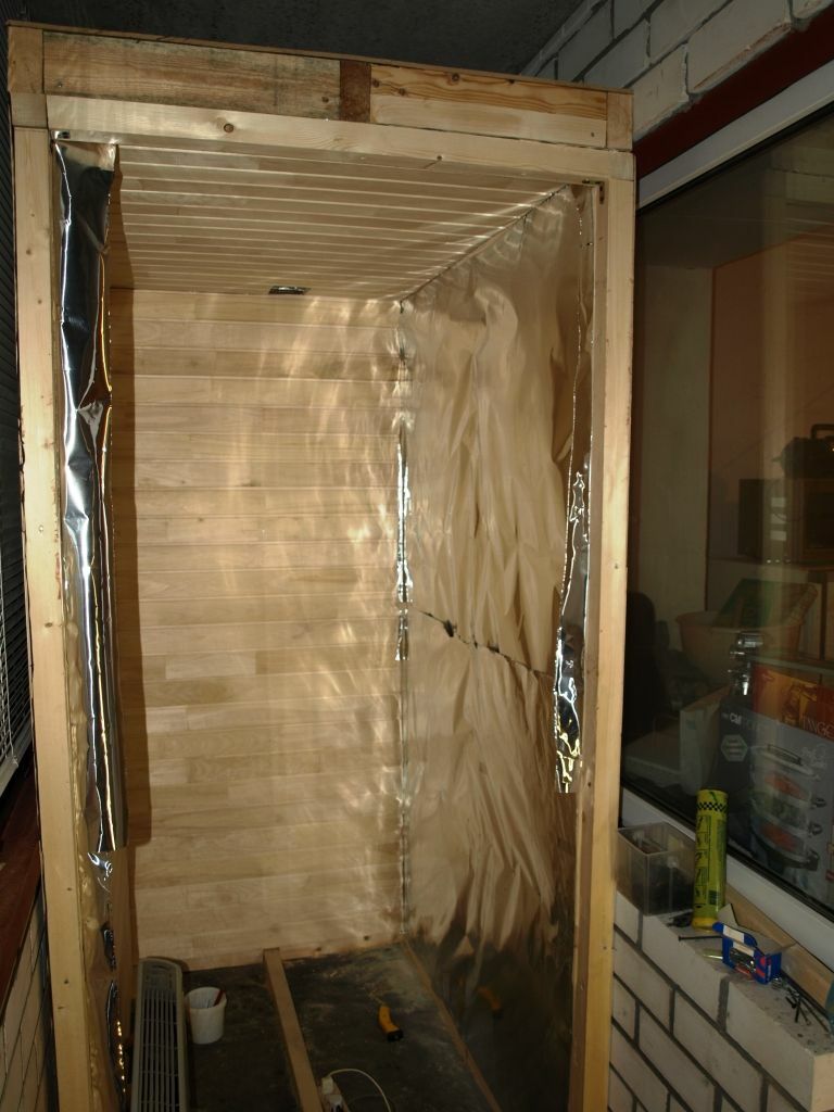 Material de lámina en la pared de la sauna en la logia.