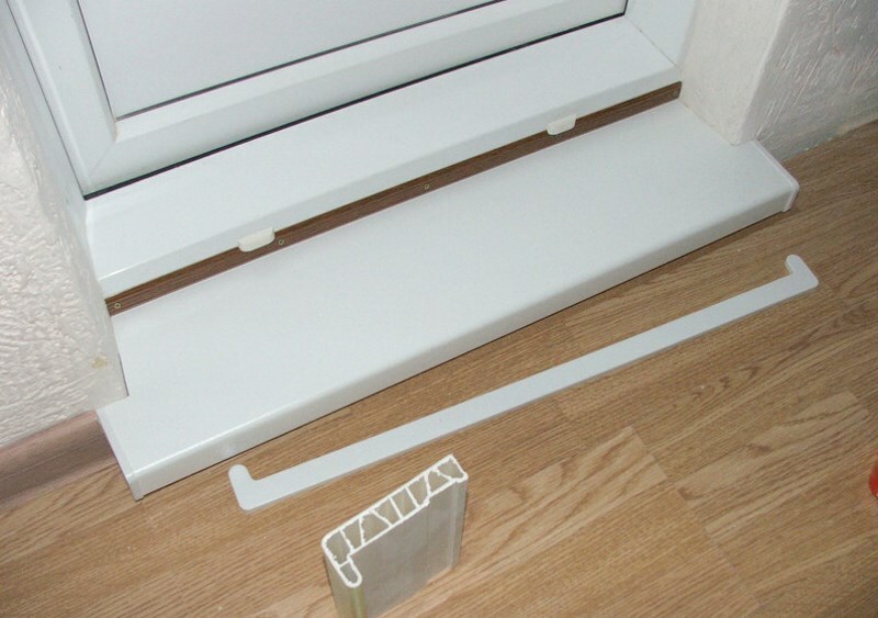 Instalação de uma soleira de plástico na frente da porta da varanda