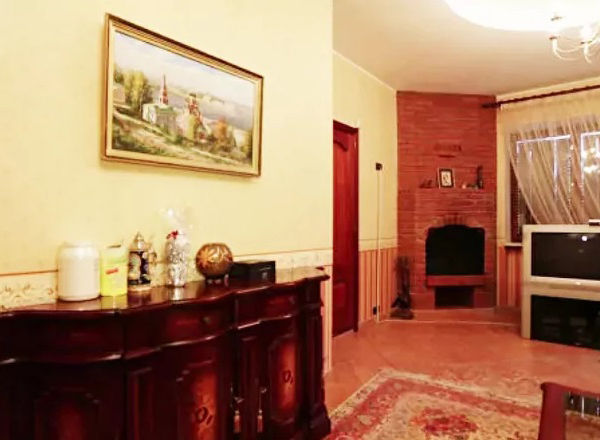 Das Wohnzimmer hat auch einen Kamin, und dem Dekor wurden mehr helle Farben hinzugefügt, wodurch der Raum optisch größer erscheint.