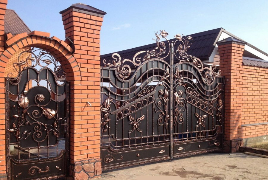 Sepistatud väravad tellistest sammastele