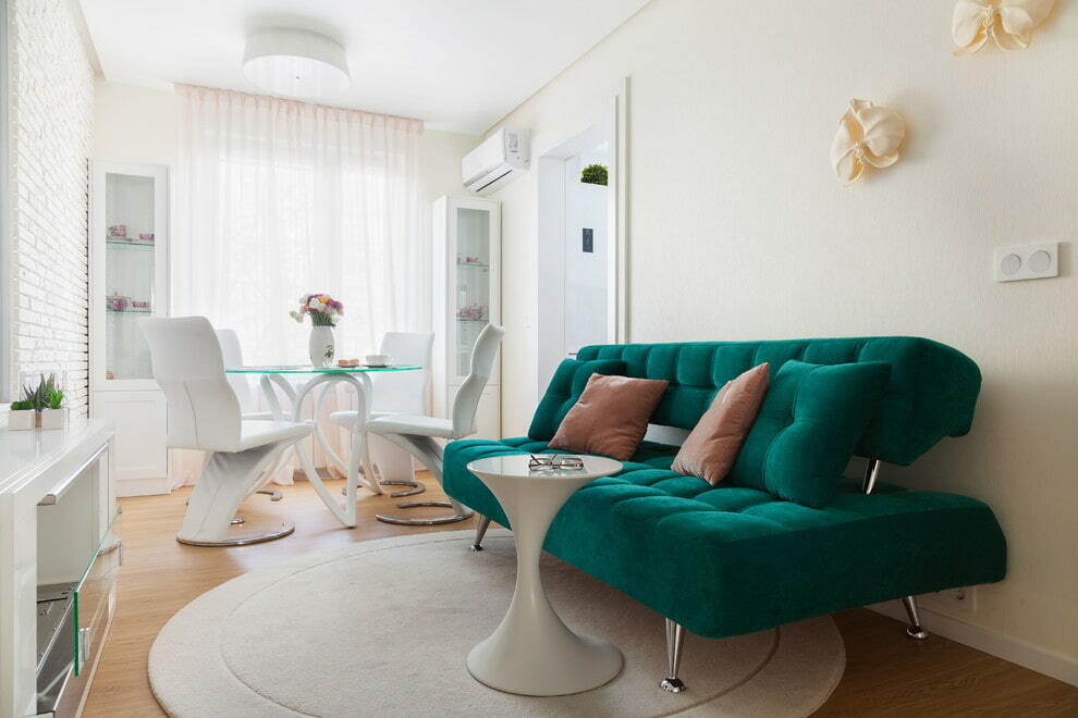 Zelená pohovka v svetlej jedálni a obývačke