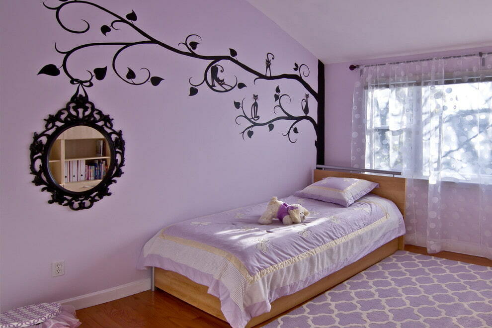 Pobarvanje sten dekliške sobe v lila barvi