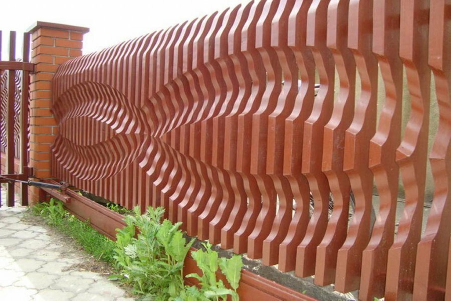 Designový plot z dřevěných desek