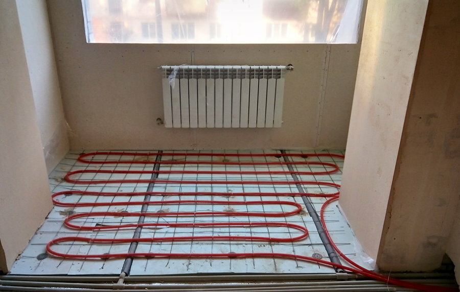 Instalación de un piso de agua caliente en el balcón.