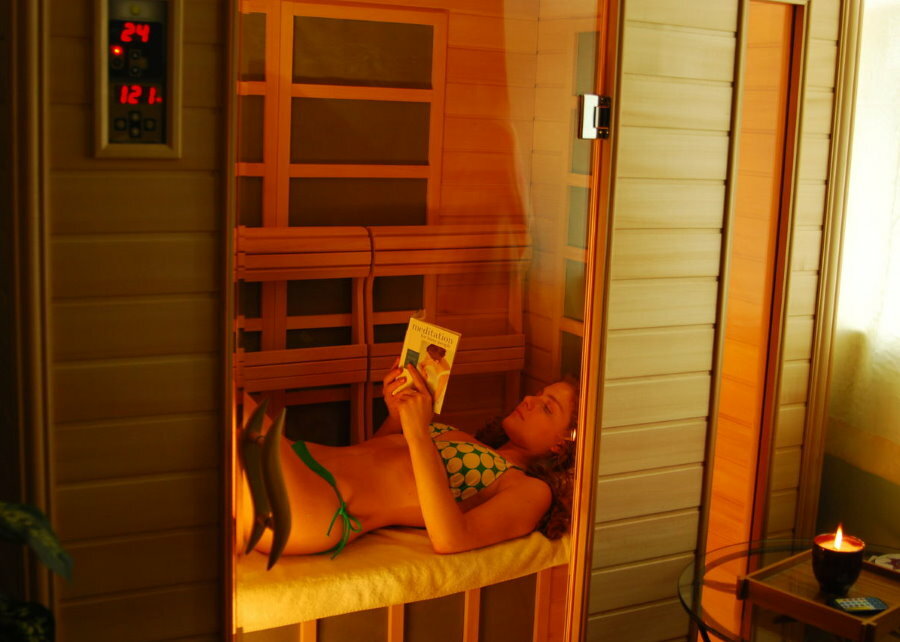 Chica en una sauna compacta en la logia del apartamento
