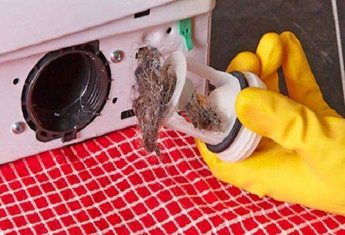 Wie man einen Waschmaschinefilter zu Hause säubert